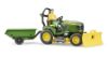 Image de Tracteur de pelouse John Deere avec remorque et jardinier