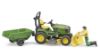 Image de Tracteur de pelouse John Deere avec remorque et jardinier